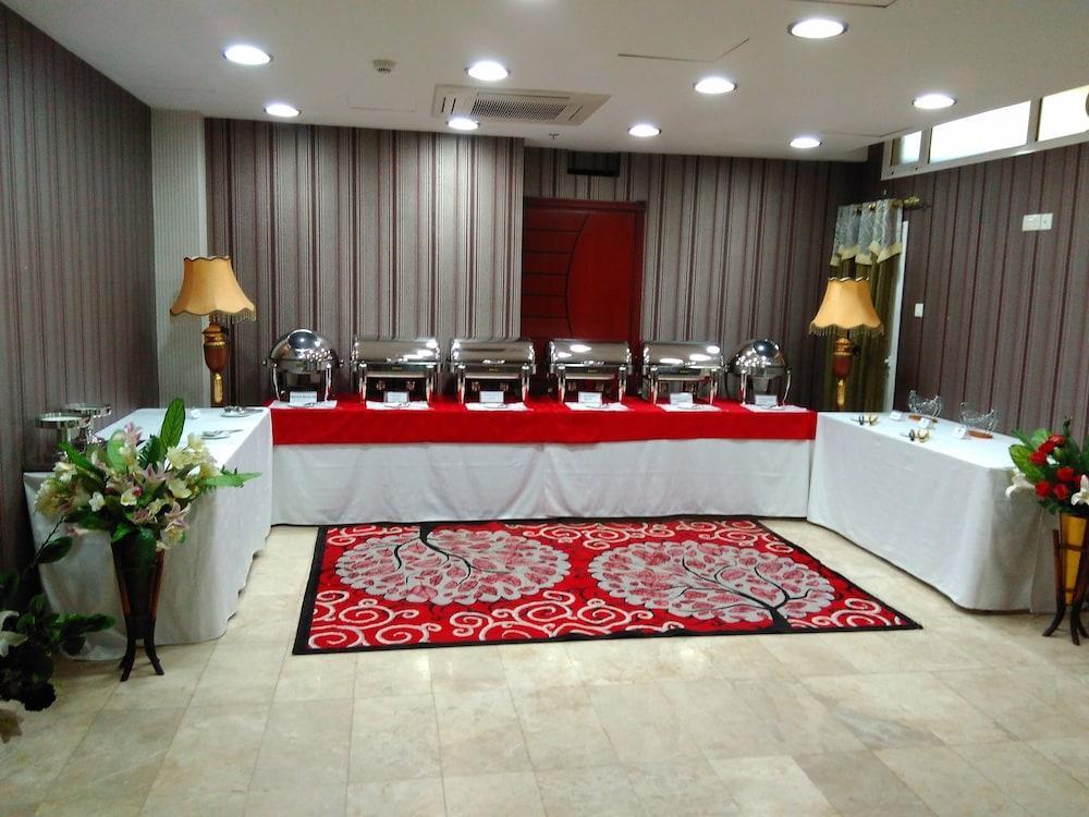 Pioneer Hotel Apartments Muscat Exterior photo